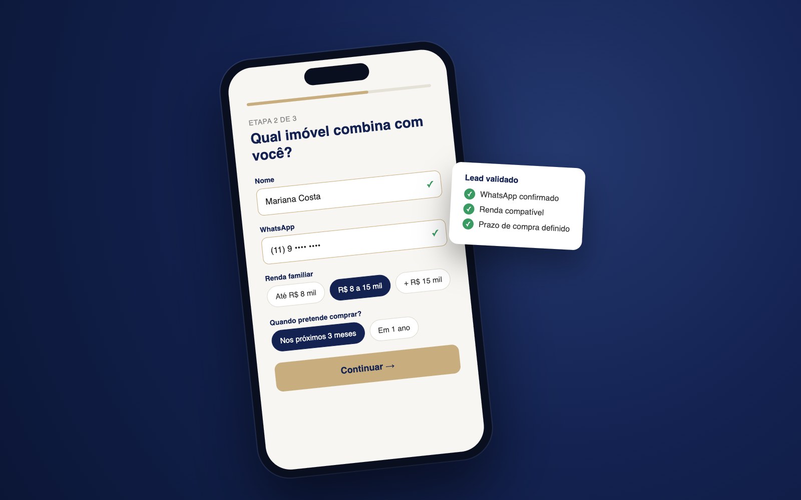 Celular com formulário de qualificação de lead preenchido.