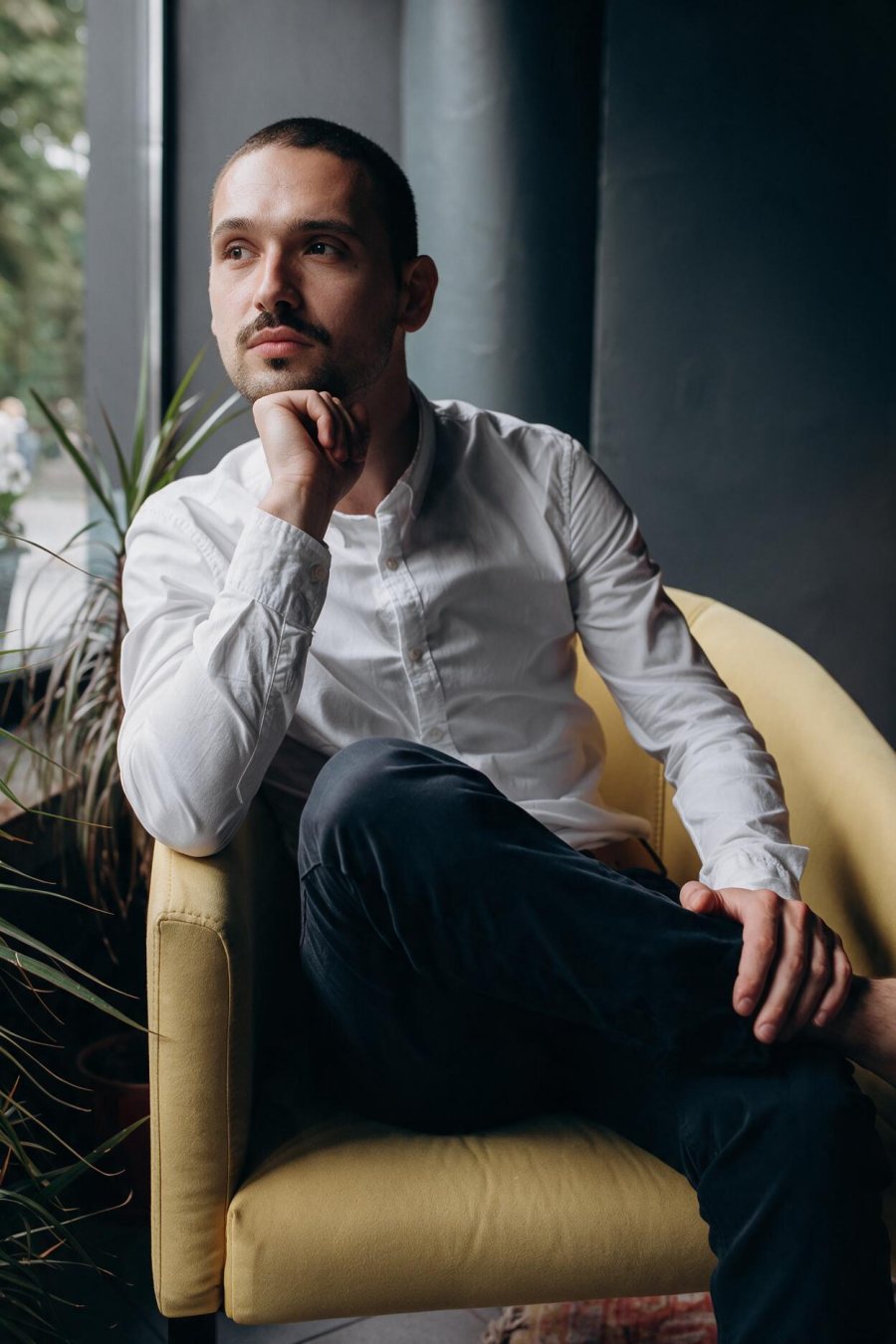 Antenor Alves, fundador da ignite., sentado numa poltrona junto à janela.