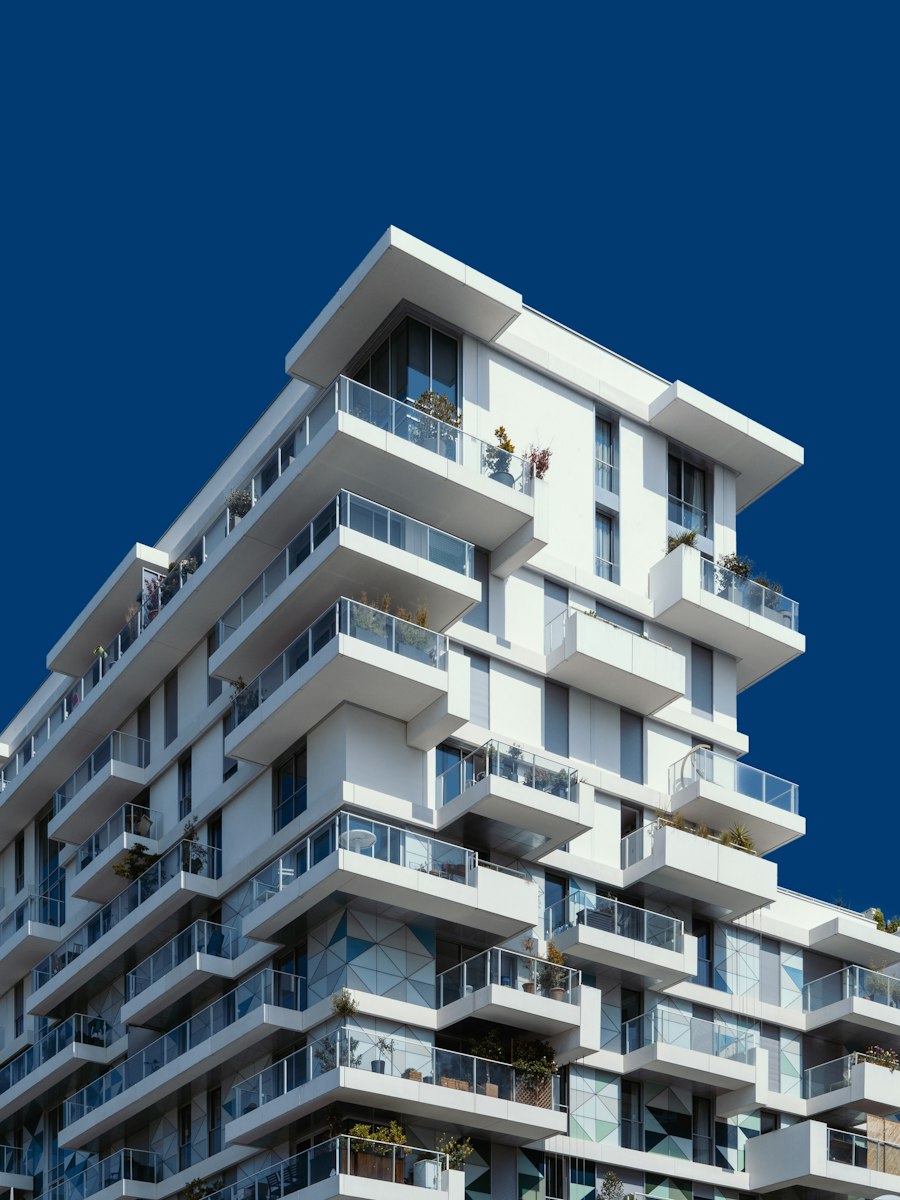 Torre residencial moderna com varandas.